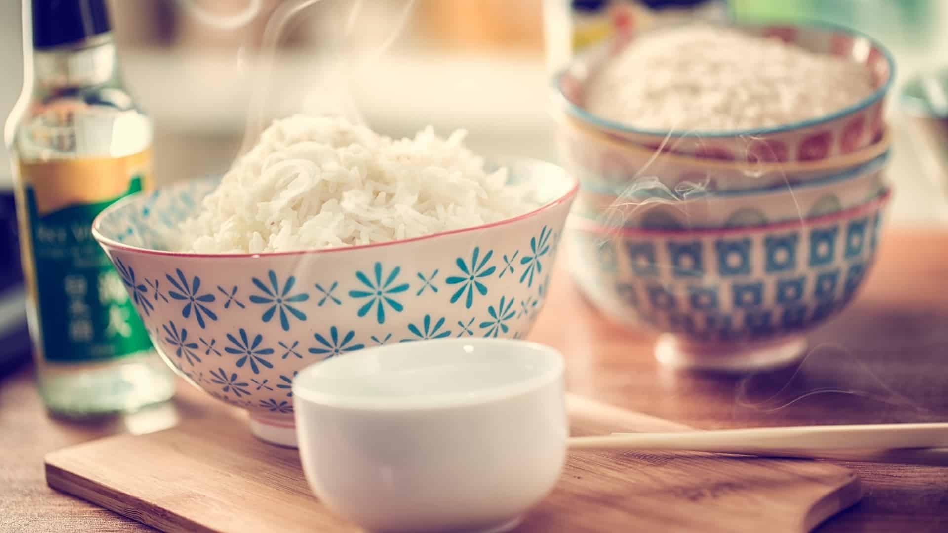 Japansk risvinäger med skål med ris