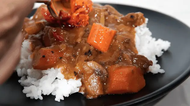 Servera den japanska biff curry med syltad daikon rädisa