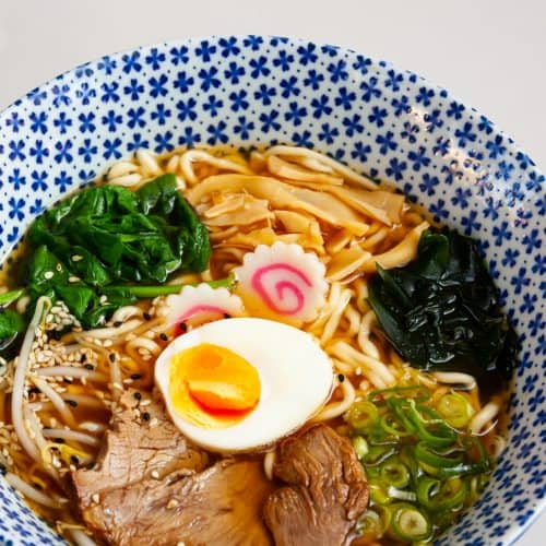 Shoyu ramen tare da nartomaki