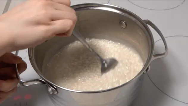 Receita Suman Malagkit mexendo o arroz de cozimento