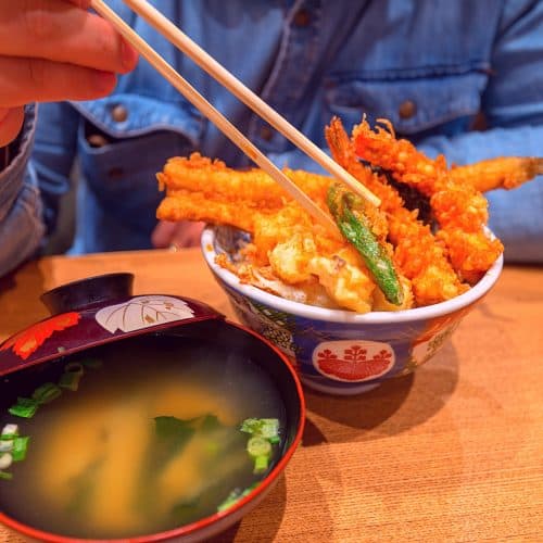 Tempura donburi e nang le risepe ea crispy shrimp