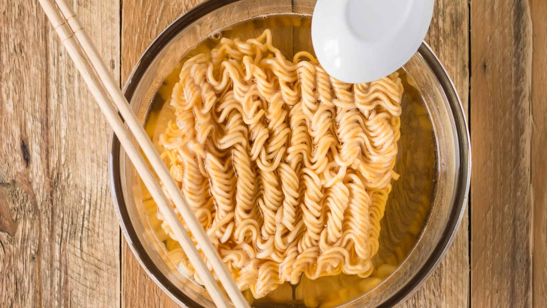 A fydd nwdls ramen yn meddalu mewn dŵr oer