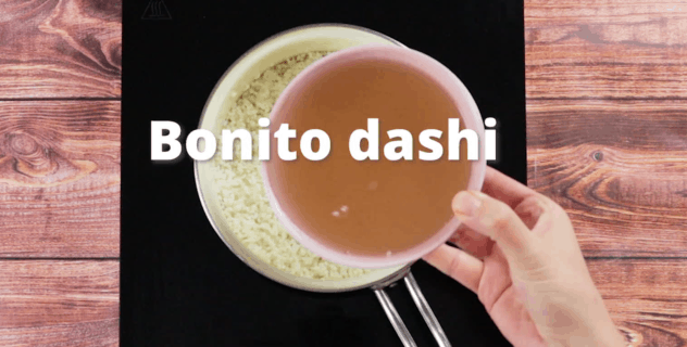 Lägg till bonito dashi i takikomi gohan