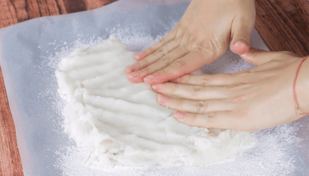 Aplanar la masa de arroz sobre almidón para mochi