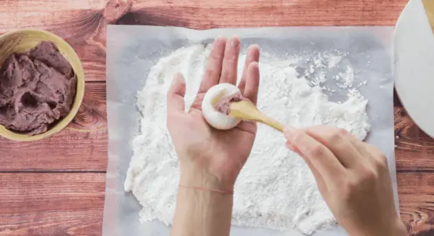 Coloque a pasta de feijão vermelho anko em bolas de mochi