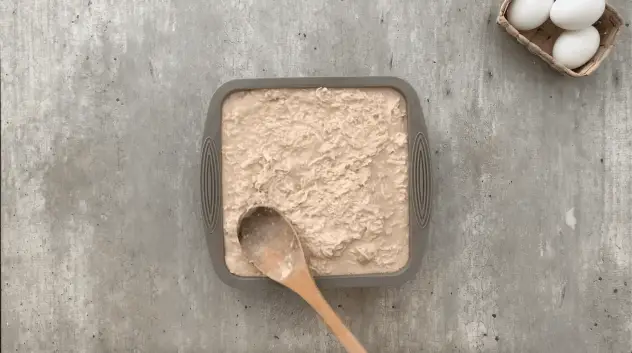 Versare il composto per la torta di manioca in una padella
