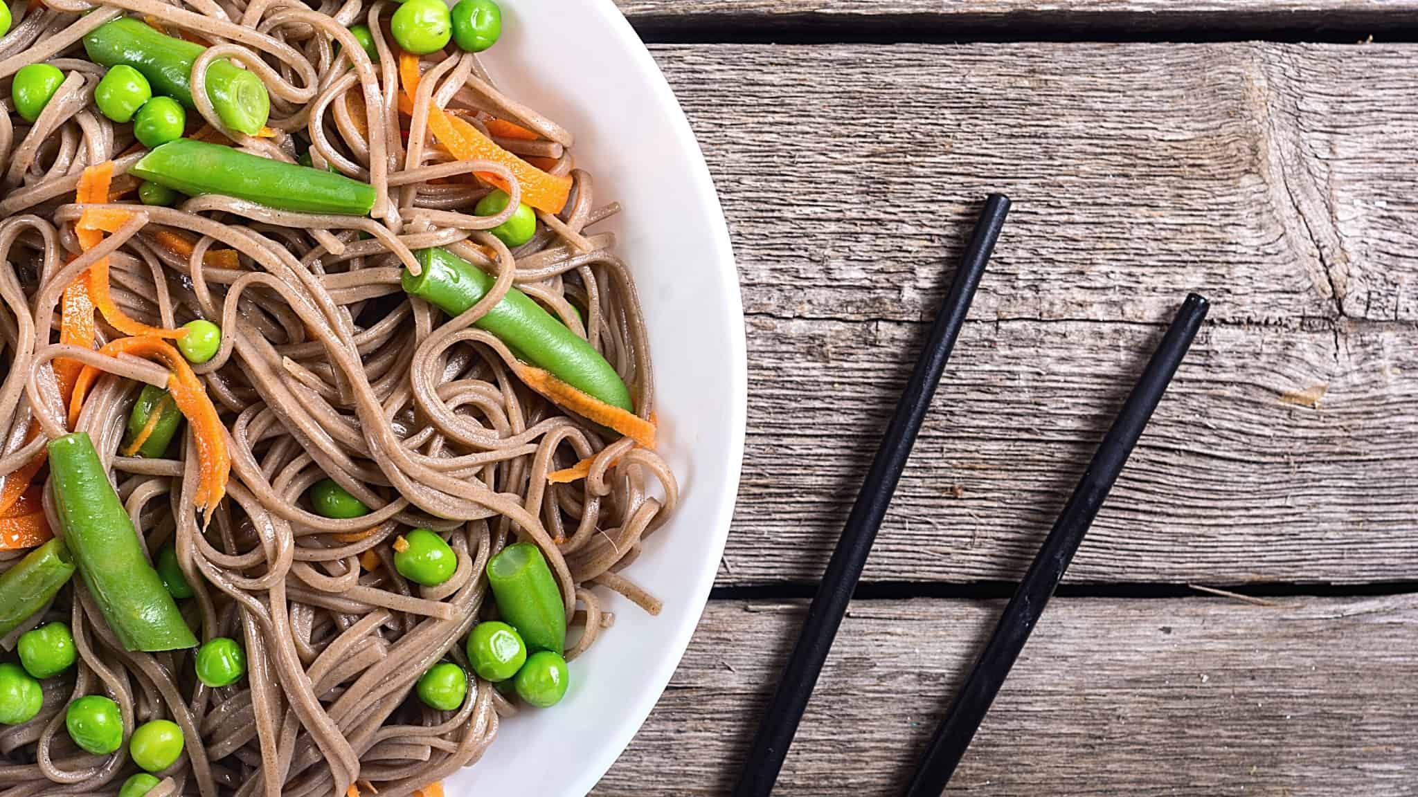 Salada de macarrão soba