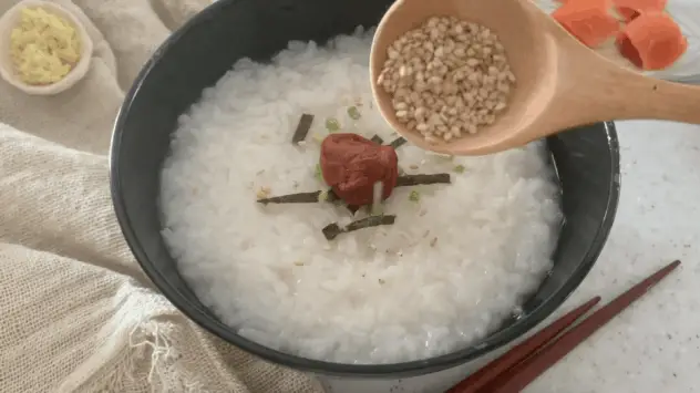 Sprinkle sesame seeds on okayu