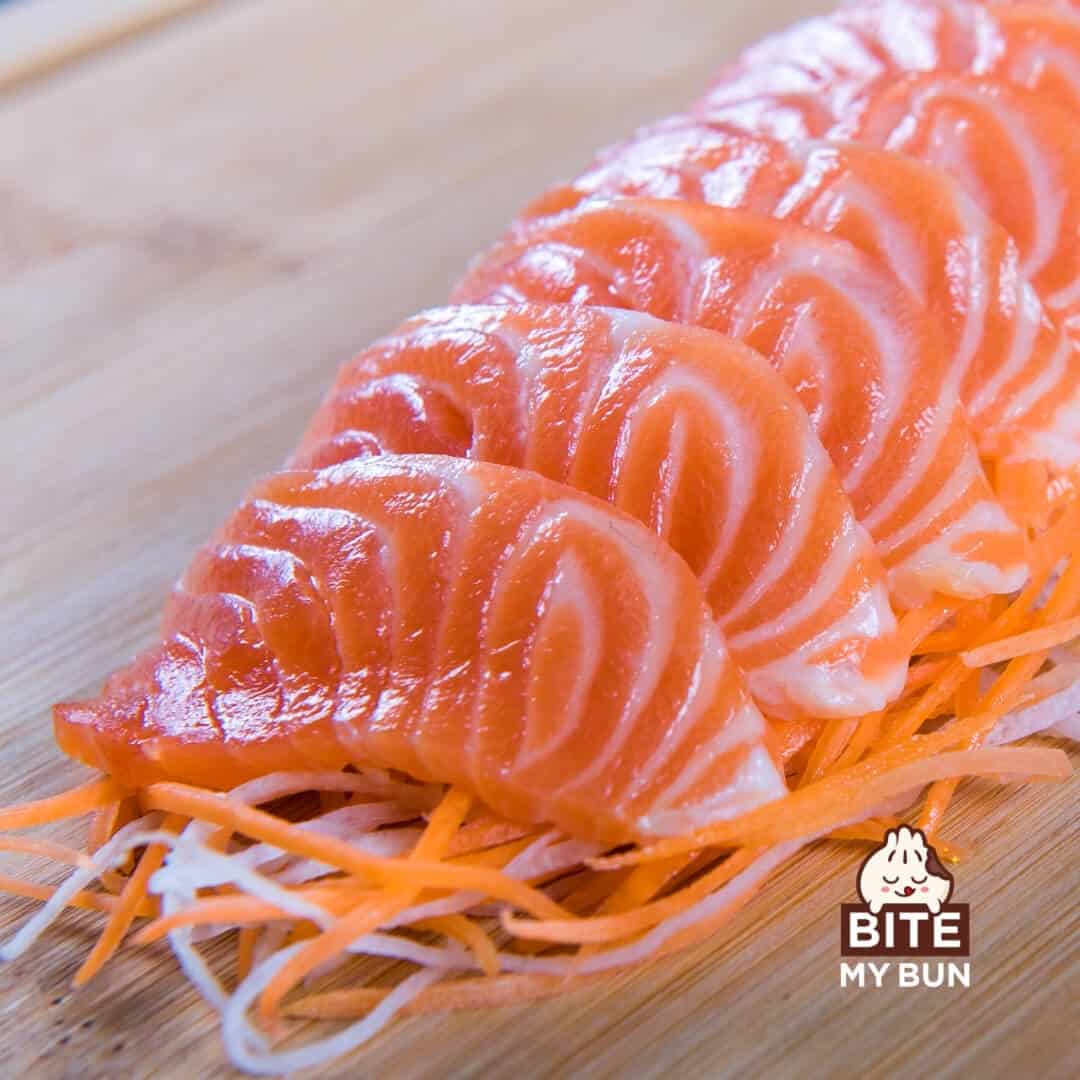 Salmon sashimi sou yon cutboard an bwa