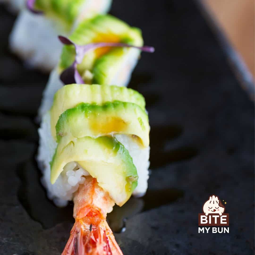 Rollo de dragón de sushi en un plato