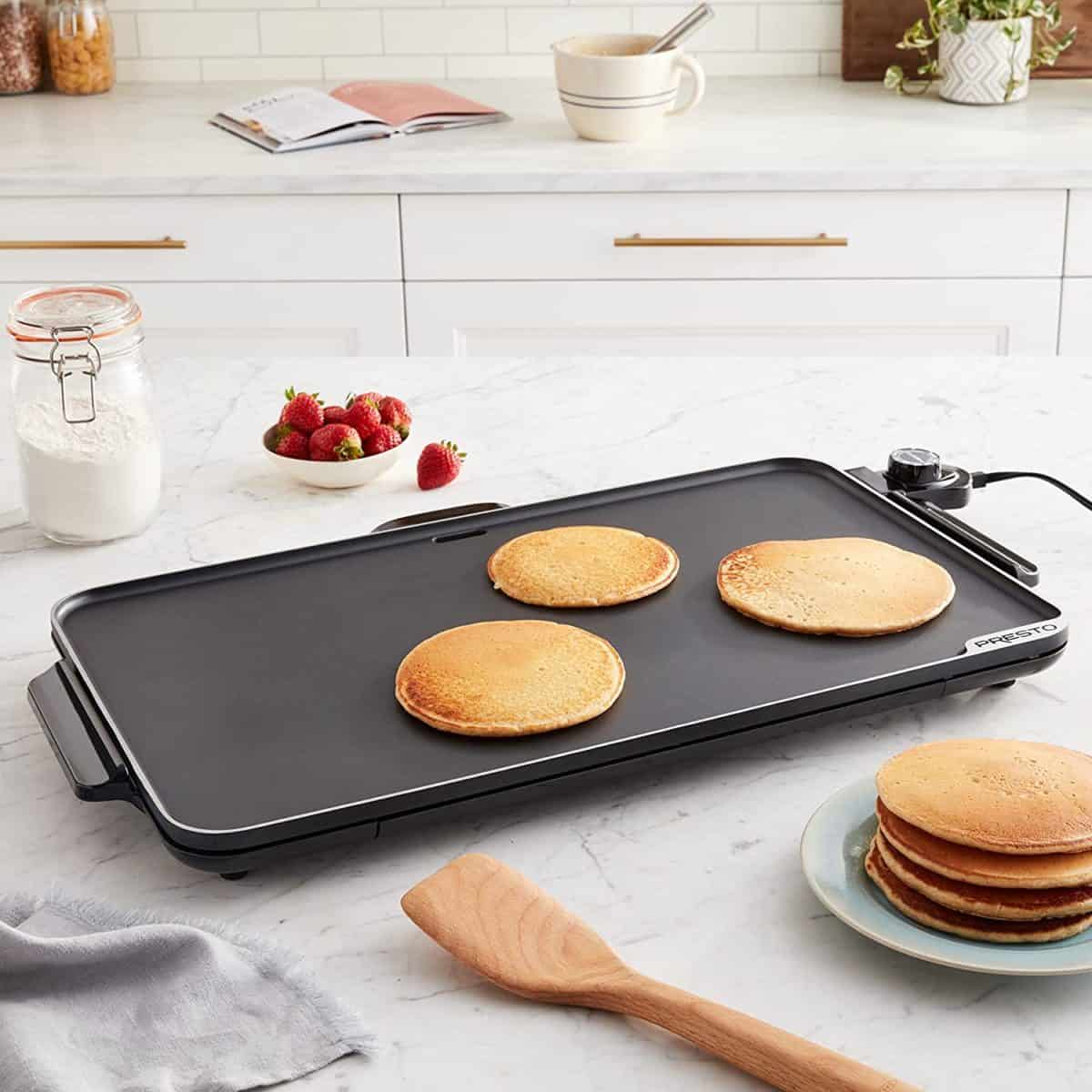 Gerîla teppanyaki elektrîkê ya herî baş-Berhev- Presto 07072 Slimline Griddle with pancakes