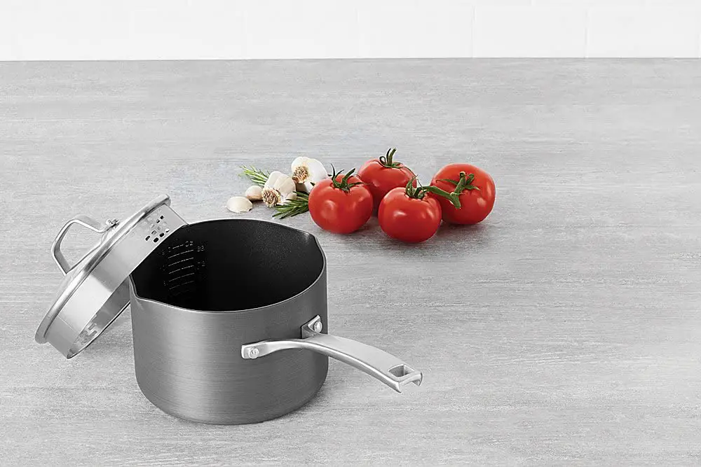 Nejlepší celkově nepřilnavý kastrol na vaření rýže- Calphalon Classic Nonstick with Cover