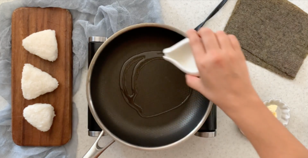 Yaki onigiri recipe put oil in the pan