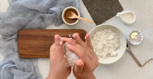 Receita de Yaki onigiri moldando os triângulos de arroz