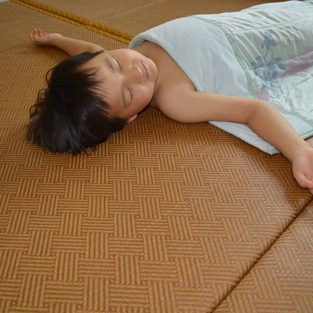 La mejor estera de tatami para dormir y el dolor de espalda y la mejor para las personas alérgicas: colchón de futón tradicional japonés MustMat con niño durmiendo