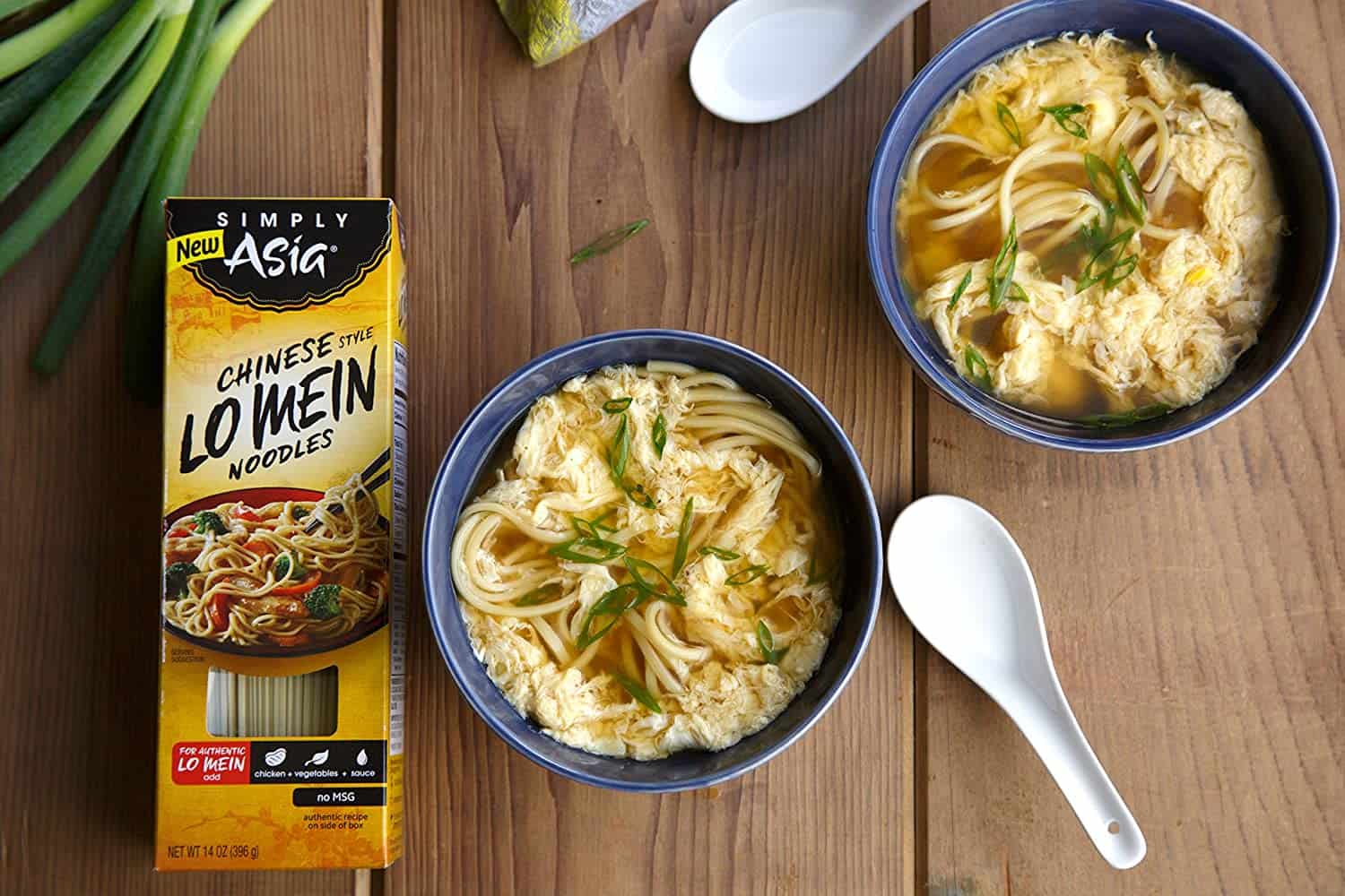 Dìreach Asia Stoidhle Sìneach Lo Mein Noodles ann an dà bhobhla air a ’bhòrd