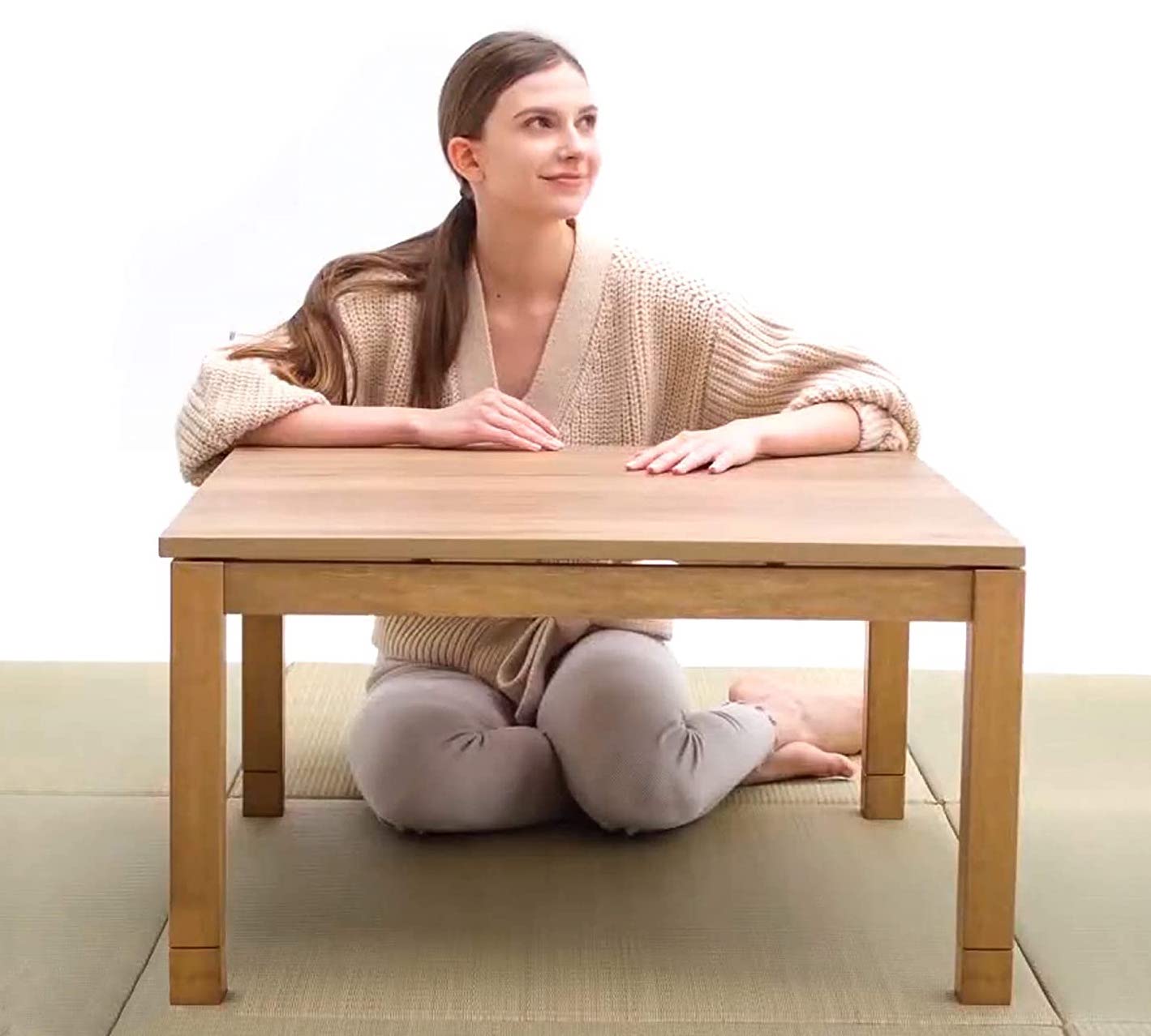 仕事に最適なこたつ-女性が座っているBJDesign木製ちゃぶ台
