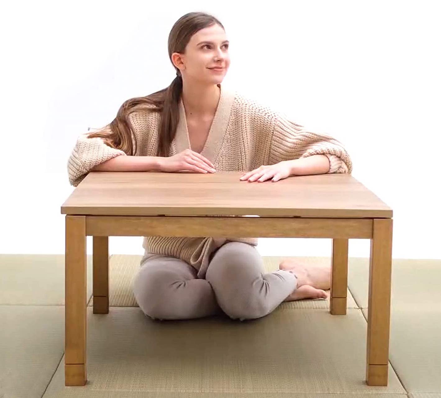 Melhor kotatsu para o trabalho - BJDesign Chabudai de madeira com uma senhora sentada