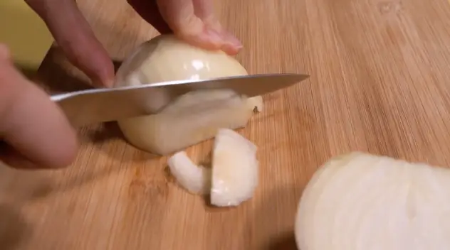 Cutting onion in slices for oyakodon