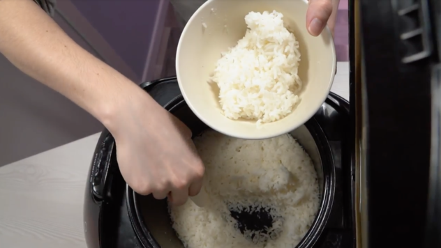 Sacar arroz para oyakodon de la olla arrocera