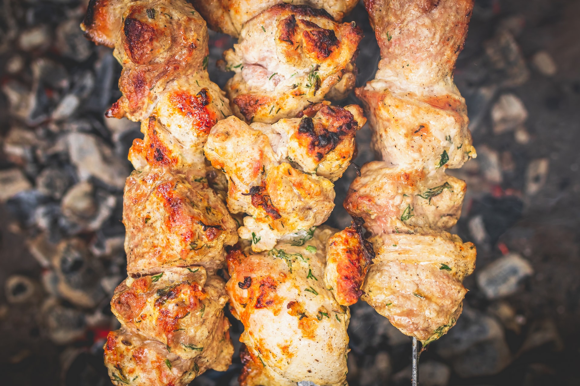 Yakitori grillspiesjes boven open vuurkooltjes