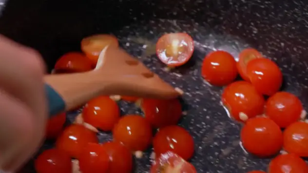 チェリートマトを加え、トマトがしおれ始めるまでかき混ぜます（3〜4分）