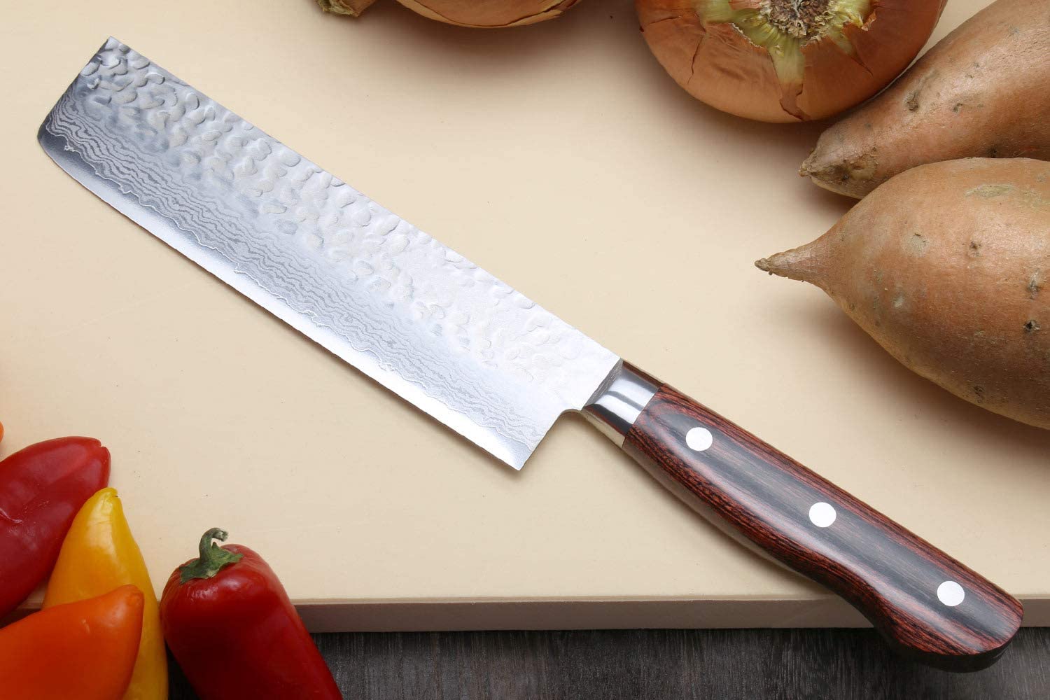 Meilleur couteau à légumes nakiri avec manche de style occidental et facile à utiliser - Yoshihiro VG-10 16 en cuisine