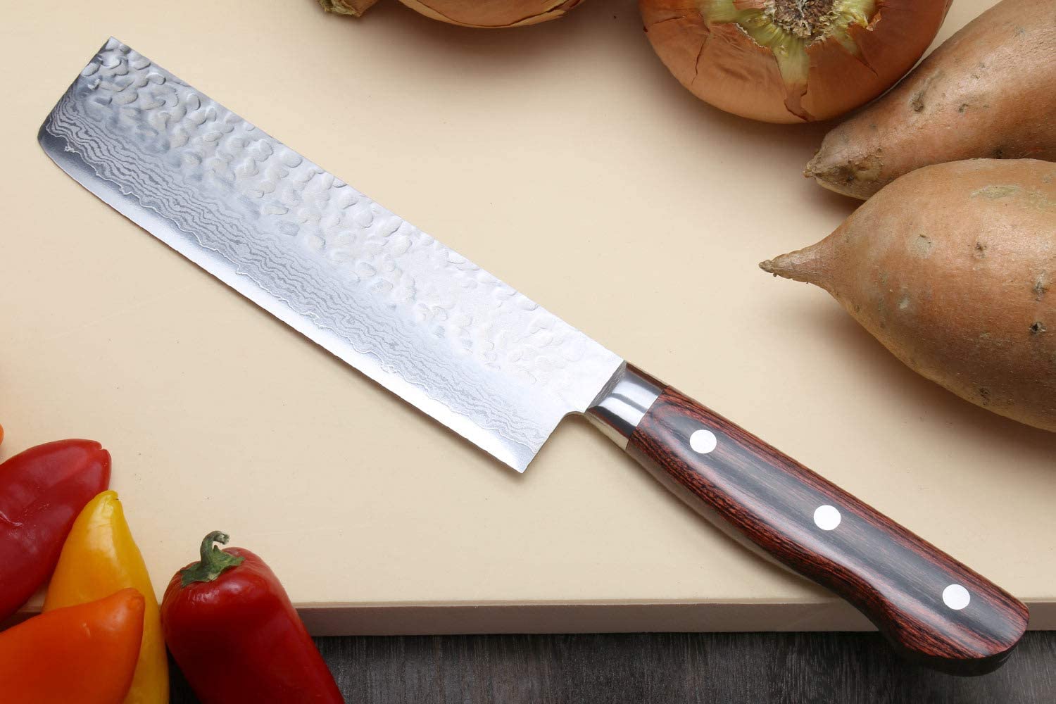 Il miglior coltello per verdure nakiri con manico in stile occidentale e facile da usare: Yoshihiro VG-10 16 in cucina