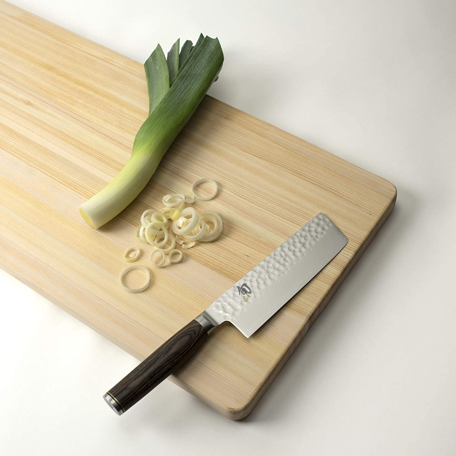 A melhor faca de vegetais japonesa nakiri premium e a melhor para mãos pequenas - Shun Premier 5.5 polegadas na cozinha