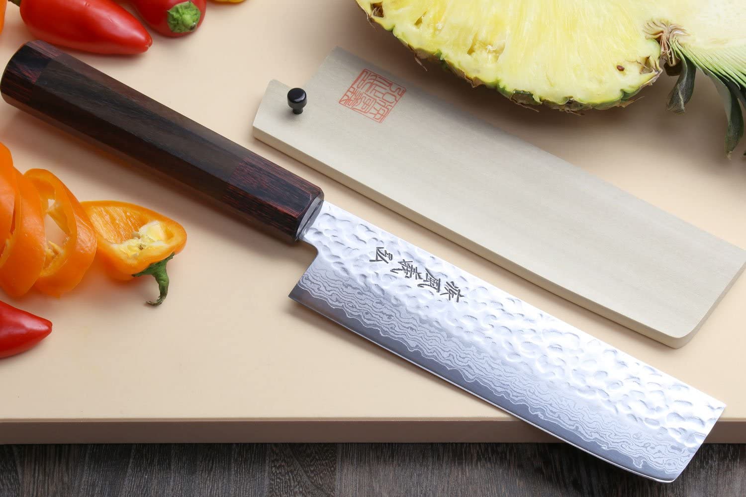 El mejor cuchillo cuadrado usuba para chefs- Yoshihiro NSW 46 capas en tabla de cortar