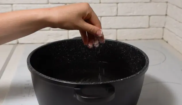 大きな鍋をつかみ、大さじ1の塩で水を沸騰させます