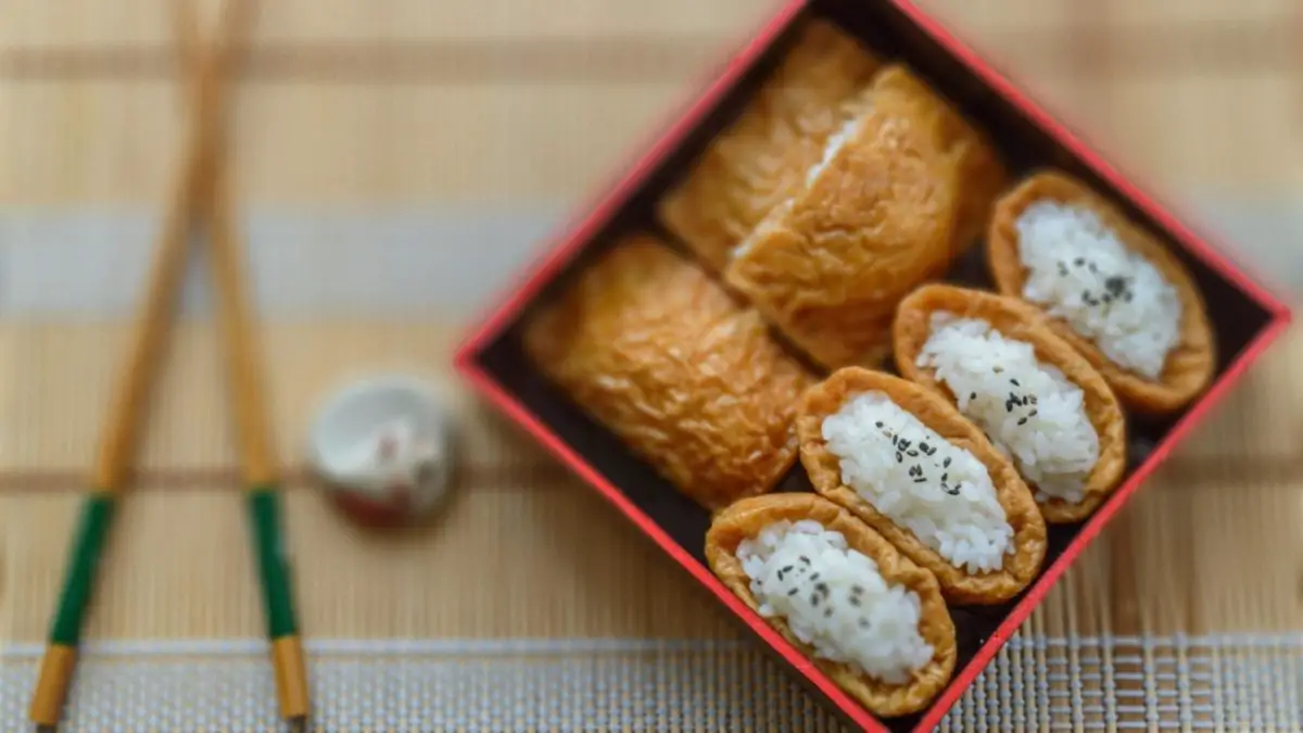 Sushi ya Inari yenye ngozi yuba tofy