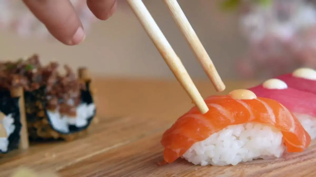 Nigiri sushi utan tång