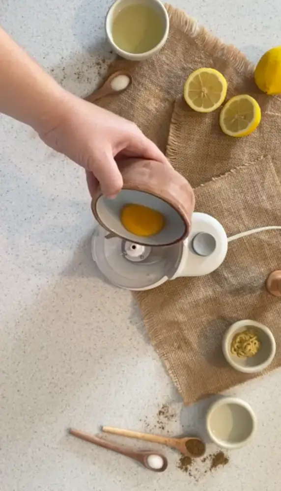 Lägg äggula och senap i en matberedare eller mixer och bearbeta i 20 minuter