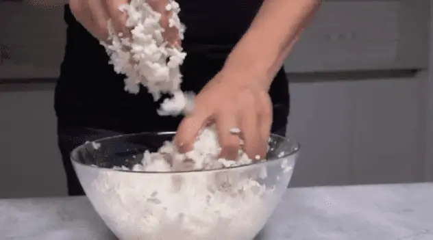 Émietter le riz avec les mains