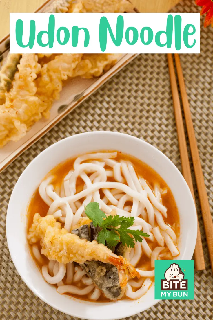 semangkuk mie udon dengan tempura