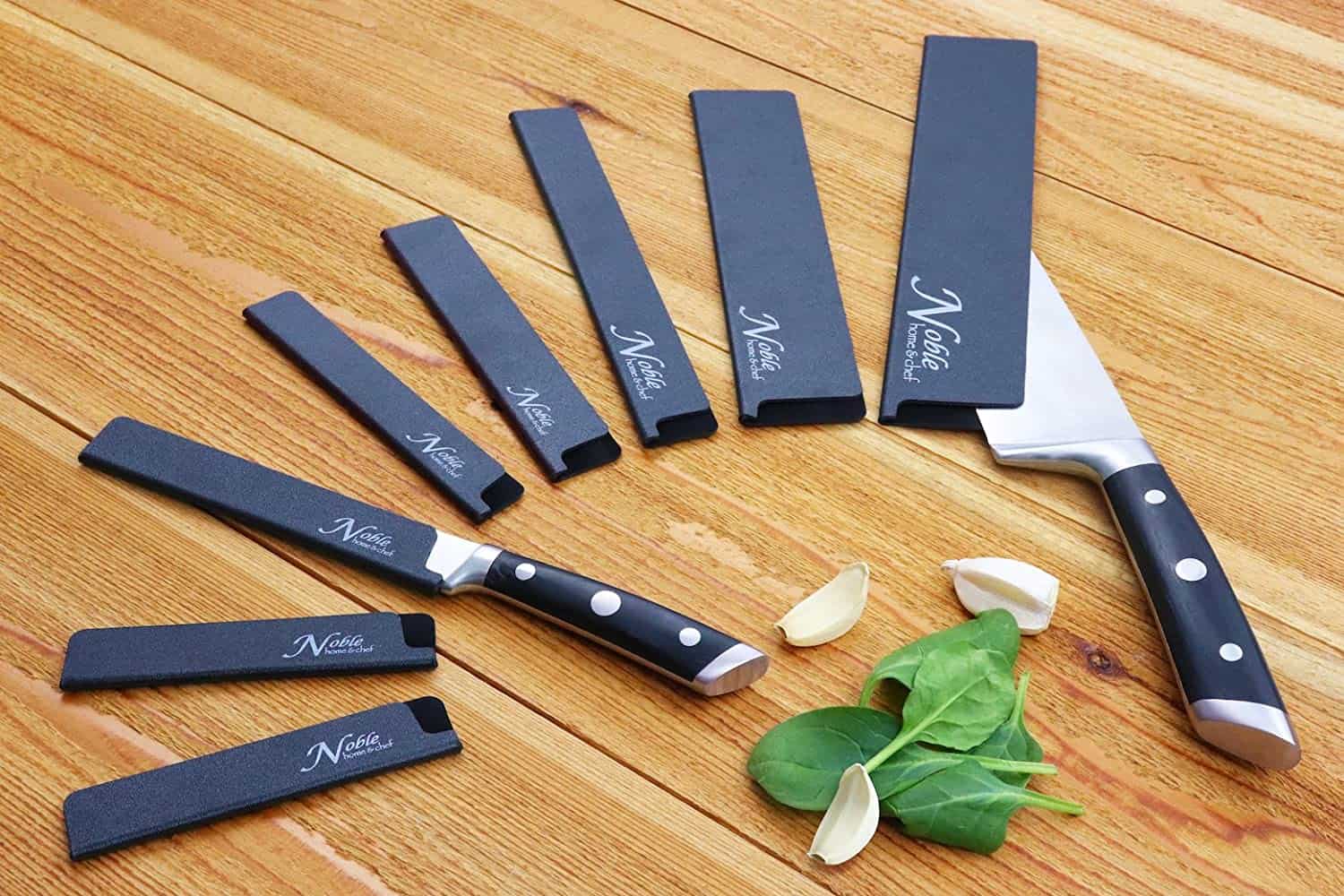 Pelindung bilah individu bajet terbaik- Noble Knife & Home 8-Piece Universal Knife Edge Guards di atas meja