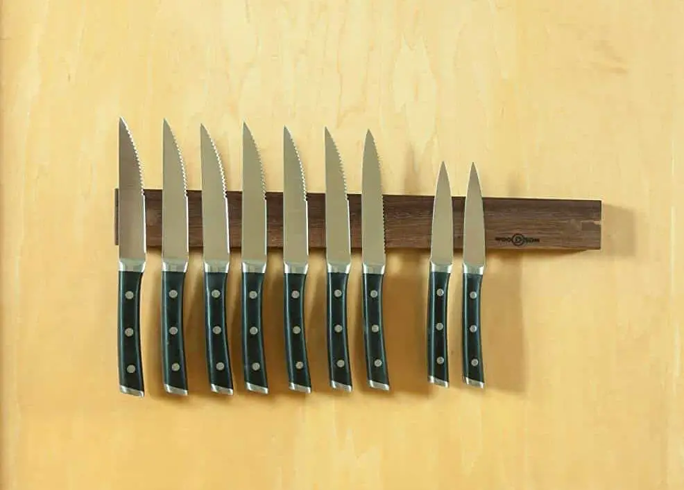 La mejor tira magnética para cuchillos: barra para cuchillos de madera Woodsom en la cocina