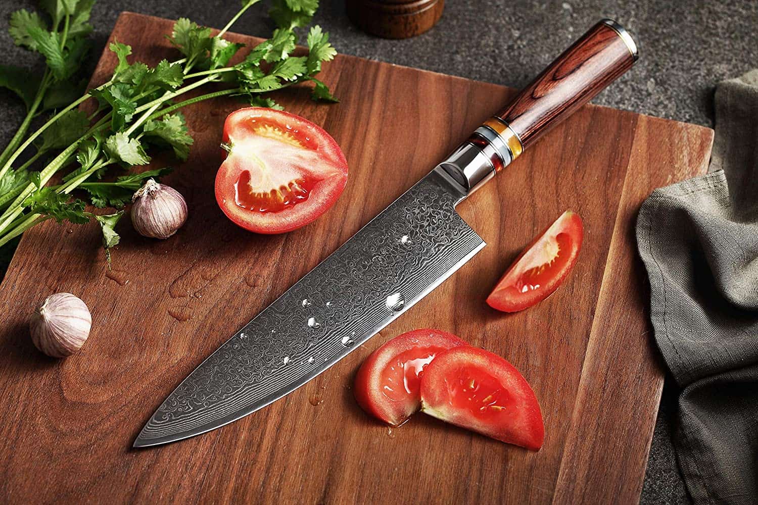 Bästa budget VG-10 stålkniv- FANTECK Kökskniv VG10 Damaskus på bordet