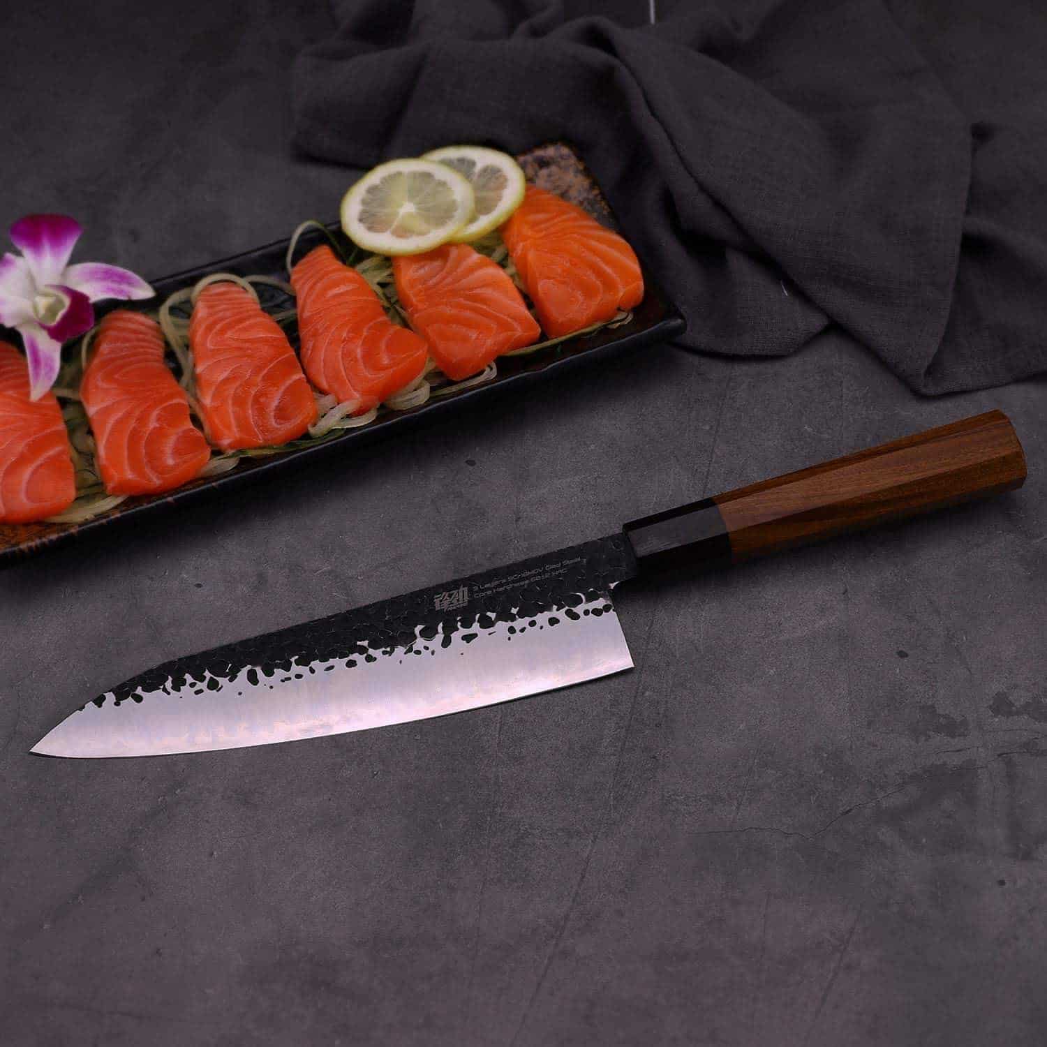 El mejor cuchillo gyuto económico: cuchillo de chef de 8 pulgadas de Findking-Dynasty Gyuto en la mesa