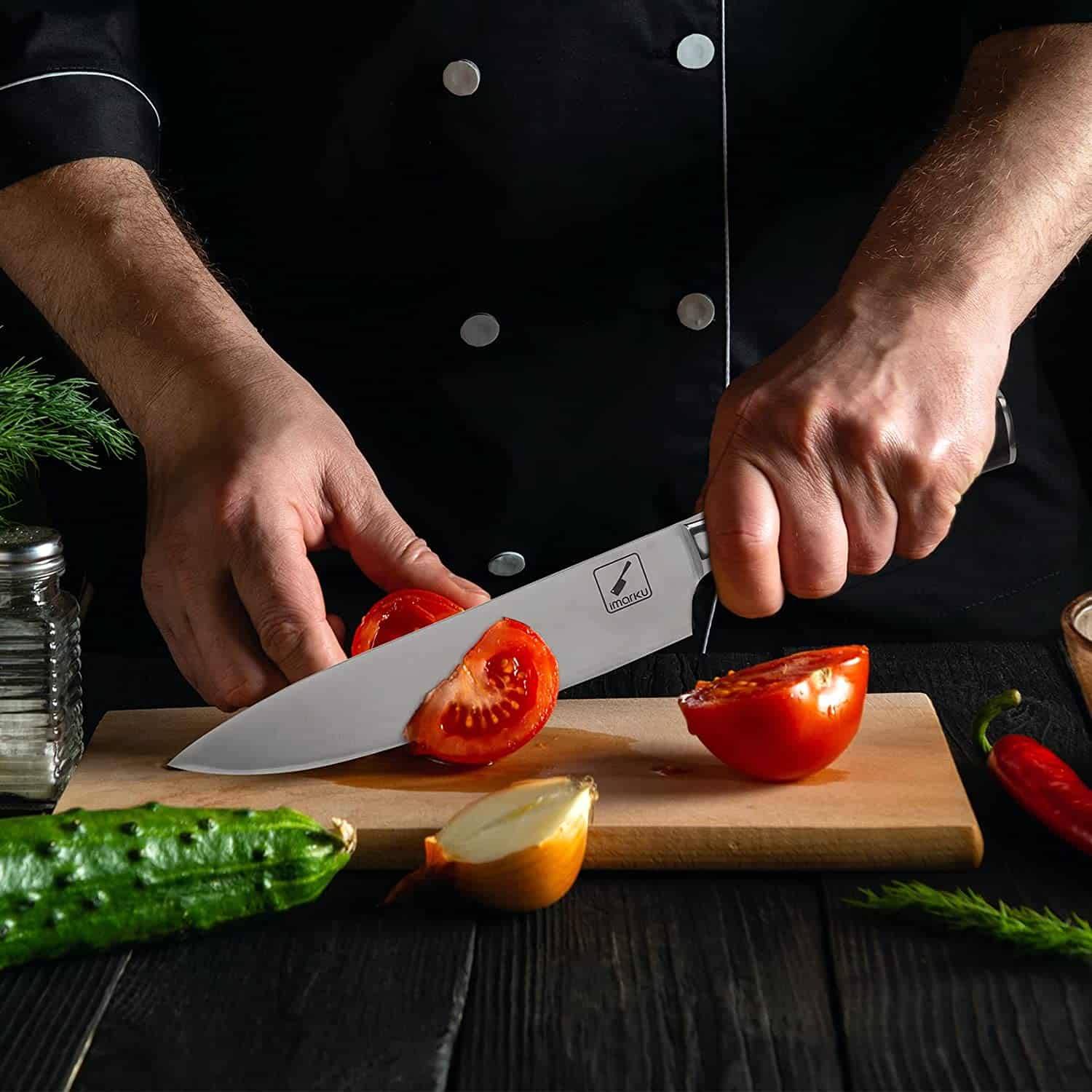 El mejor cuchillo gyuto con acabado liso y el mejor para principiantes: cuchillo de chef japonés imarku en la mesa