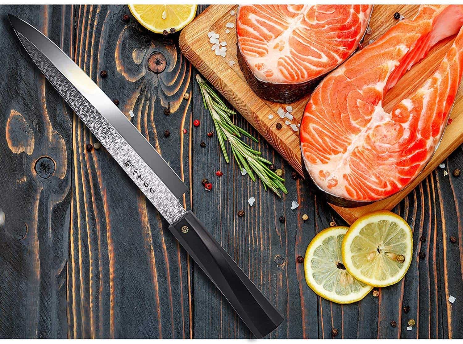 El mejor cuchillo yanagiba para principiantes: TUO Sashimi Sushi en la mesa