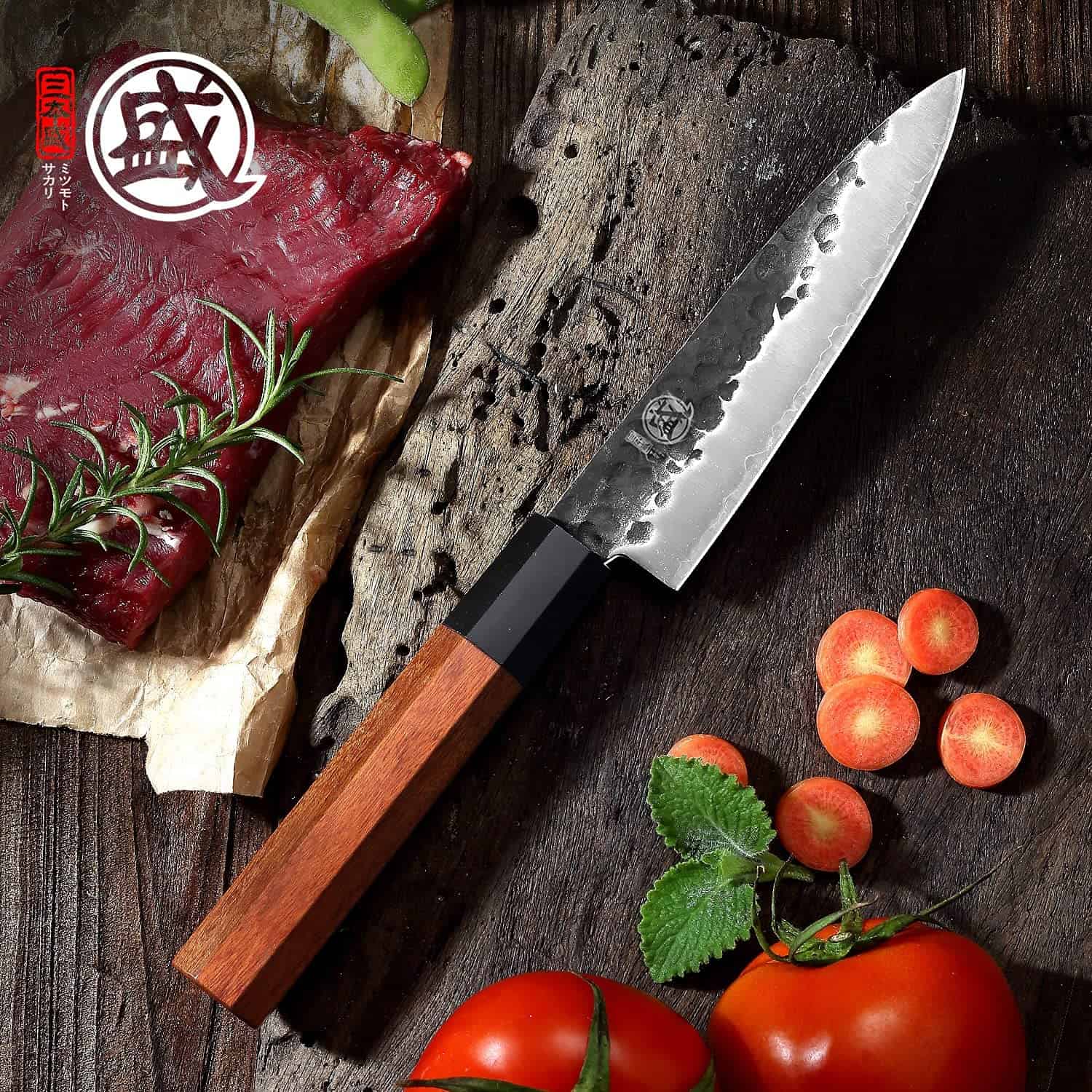 El mejor cuchillo económico para pelar: MITSUMOTO SAKARI, 5.5 pulgadas, forjado a mano japonés en la mesa