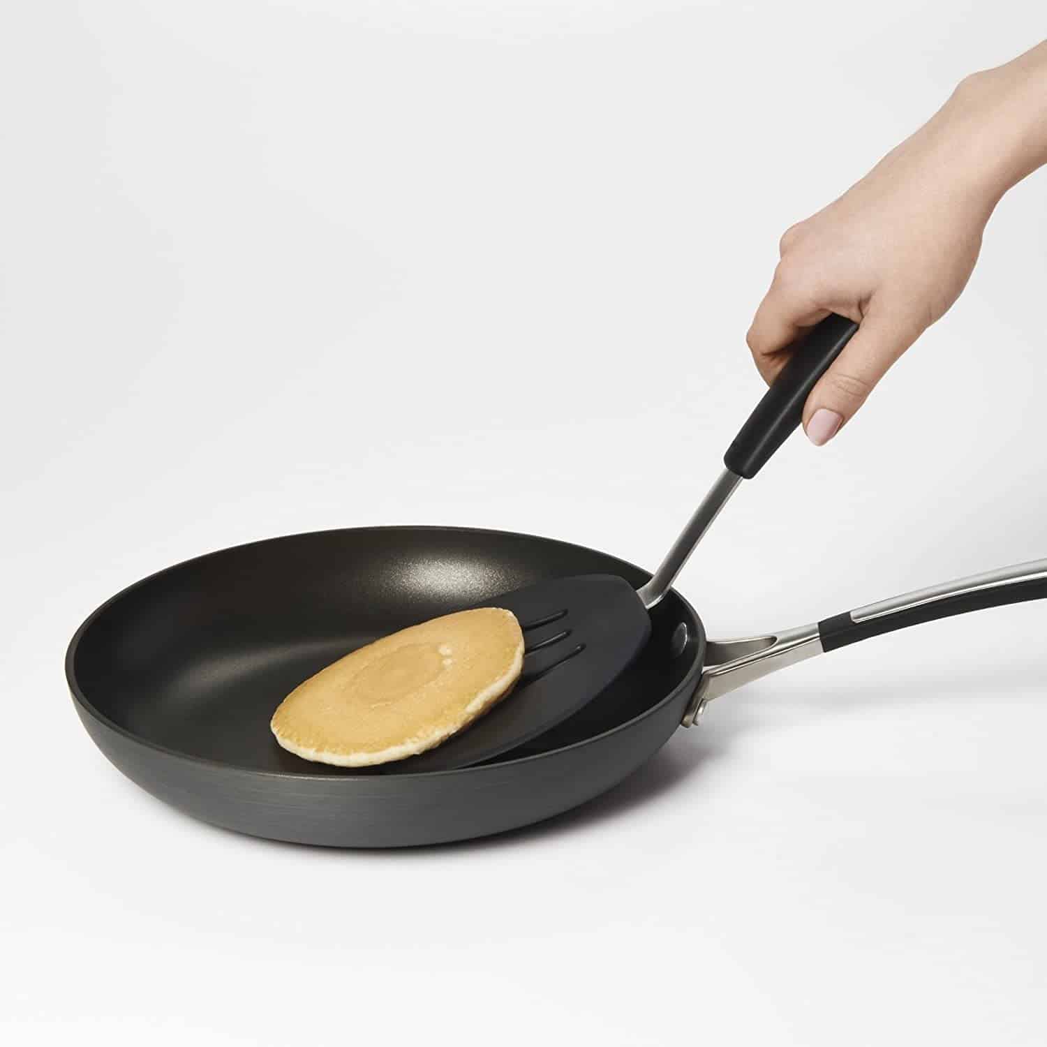 Beste spatel voor pannenkoeken in het algemeen - OXO Good Grips Pancake Turner flipping a pancake