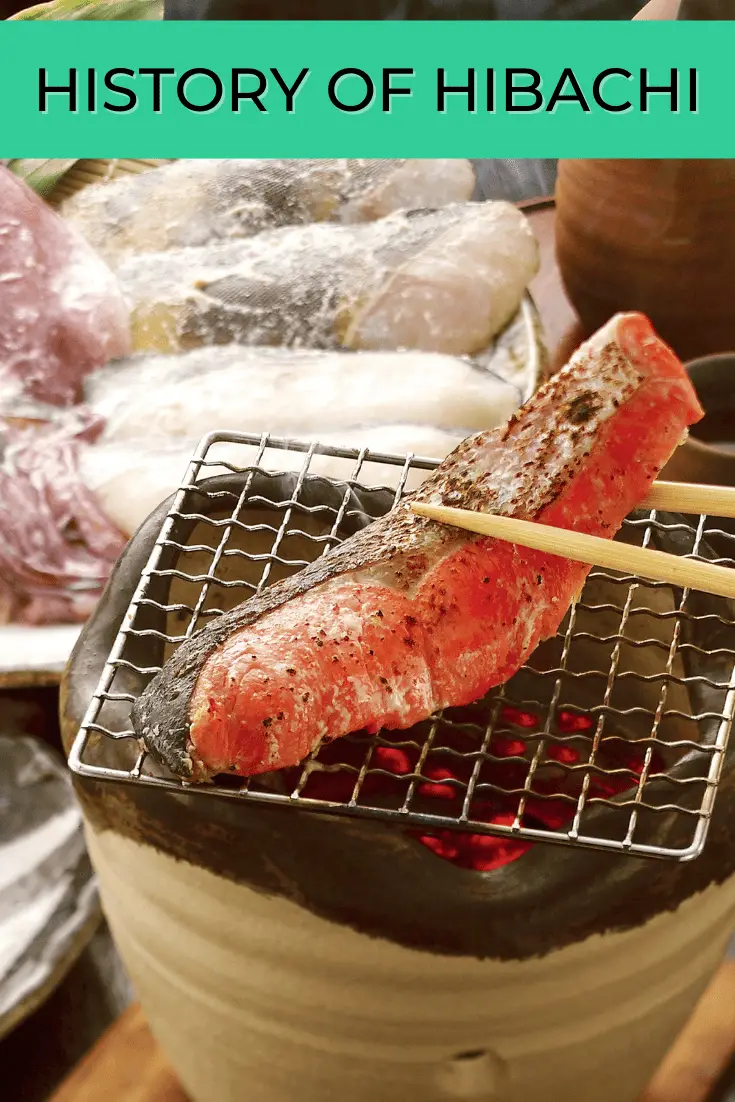 pedaço de peixe entre pauzinhos em uma grelha hibachi