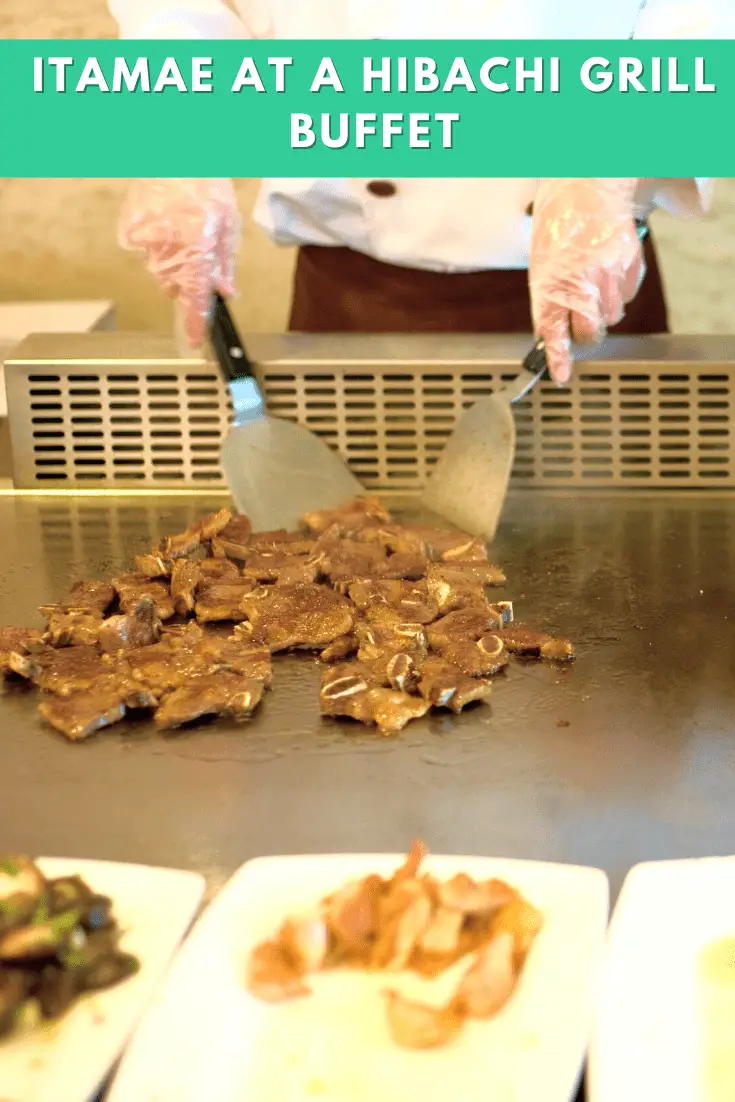 koki hibatchi (itamae) membalik daging di atas panggangan hibachi