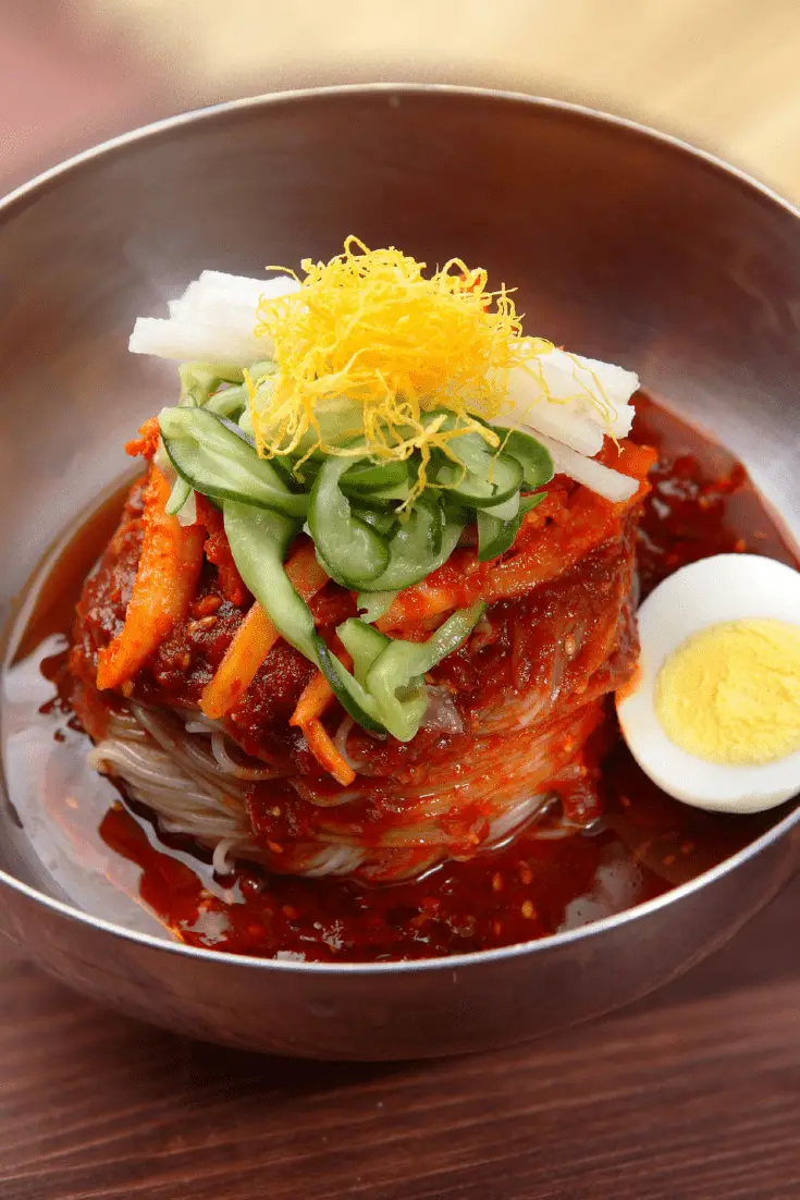 sekotlolo sa tšepe sa naengmyeon se nang le lehe le phehiloeng, likomkomere le daikon