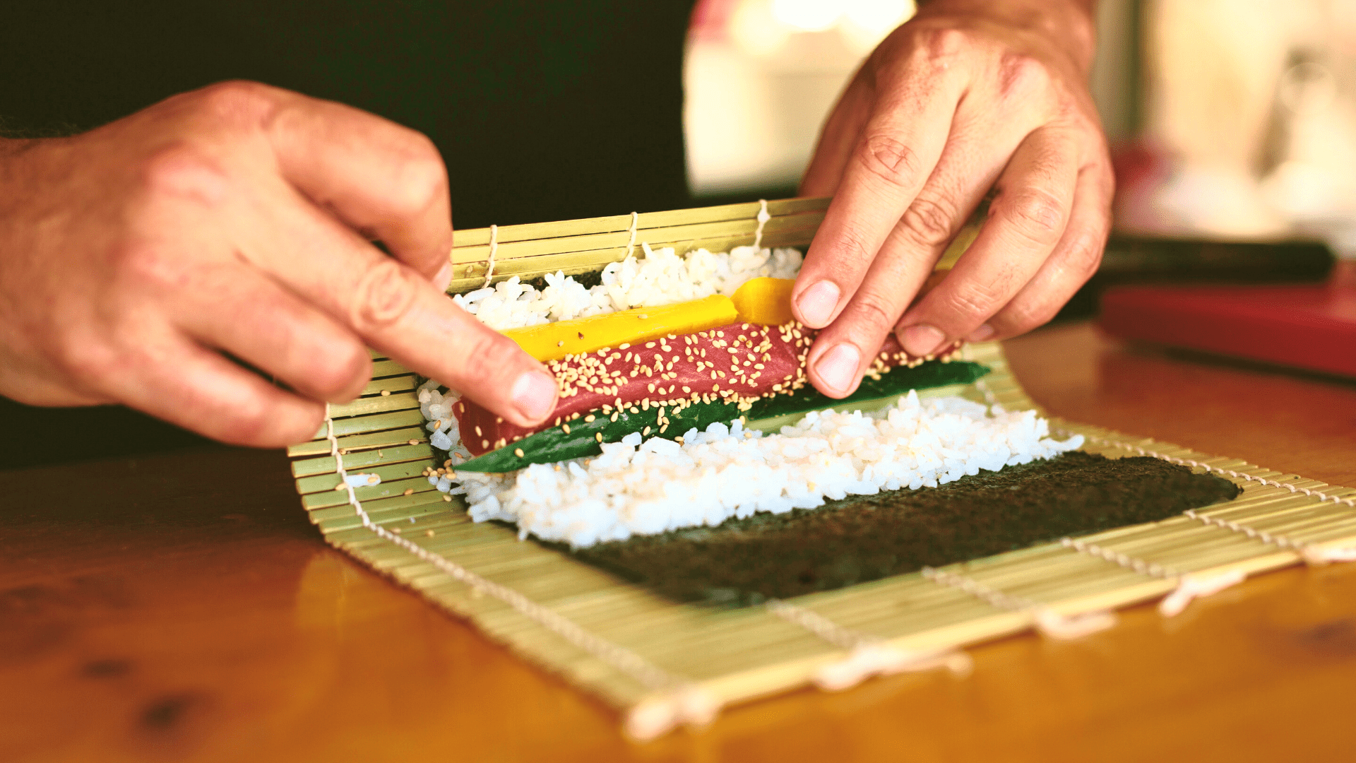 personne faisant un sandwich à sushi onigirazu