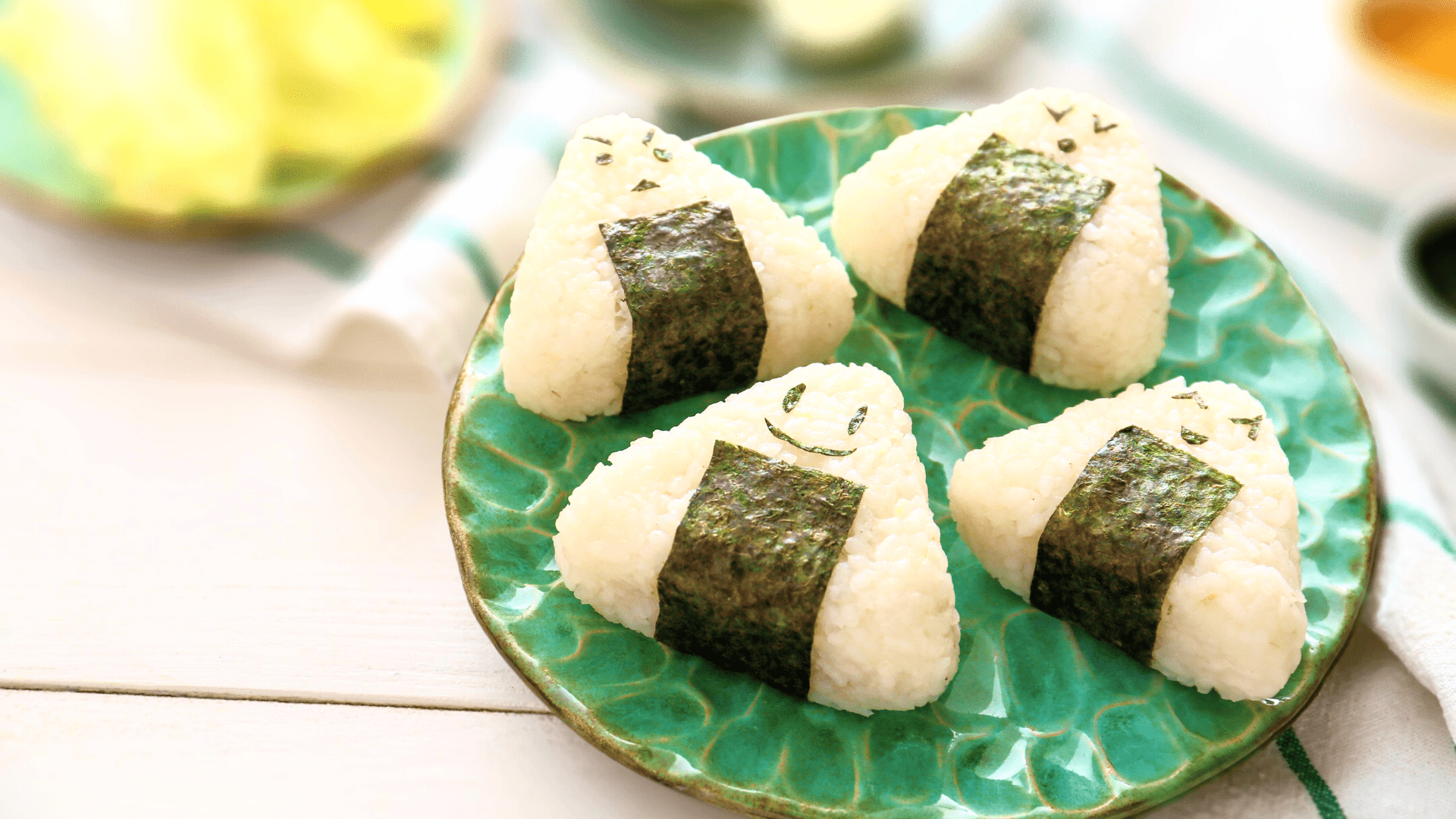 prato de triângulo onigiri com carinha nori