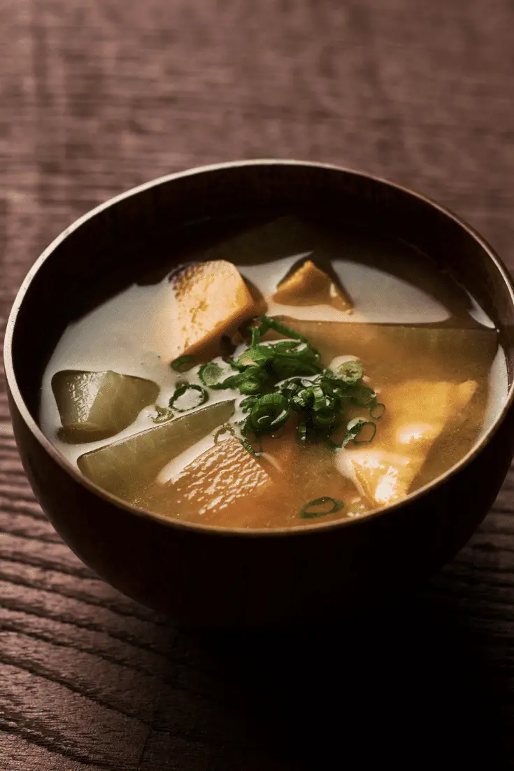 bol de soupe miso saikyo avec daiko et oignons verts